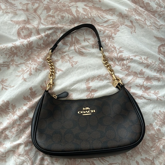 Coach Teri Shoulder Bag In Signature Canvas - Picture 4 of 6